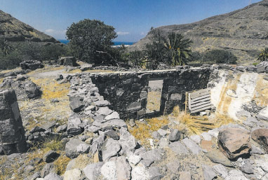 Unten sehen Sie ein Bild, das den Zustand der alten Gebäude und die Lage des Guayedra-Tals in den frühen 1990er Jahren zeigt.