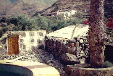 Unten sehen Sie ein Bild, das den Zustand der alten Gebäude und die Lage des Guayedra-Tals in den frühen 1990er Jahren zeigt.