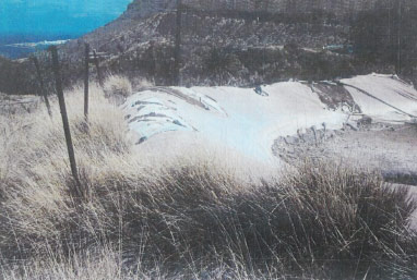 Unten sehen Sie ein Bild, das den Zustand der alten Gebäude und die Lage des Guayedra-Tals in den frühen 1990er Jahren zeigt.